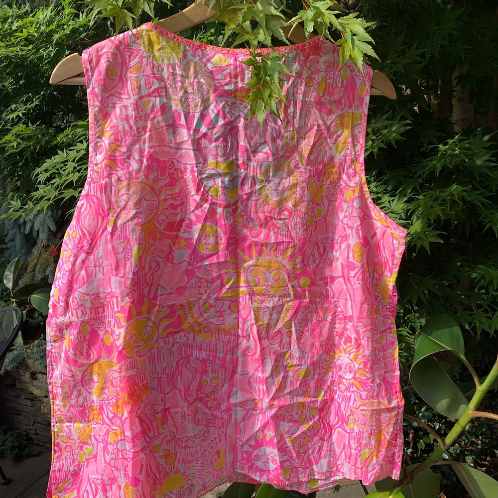 Lilly Pulitzer cotton tank with v neck and front tie.